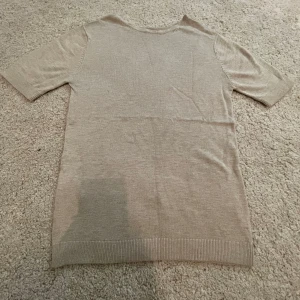 Stickad topp - Lappen finns inte längre kvar, så vet inte märket!💕