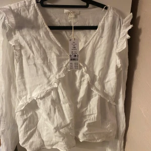 Blus - Jättegullig vit blus ifrån gina Young. Aldrig använt, prislapp finns kvar. Helt slutsåld och finns inte att köpa längre. Nyskick men kanske behöver strykas. Stl 170 som motsvarar xs/s