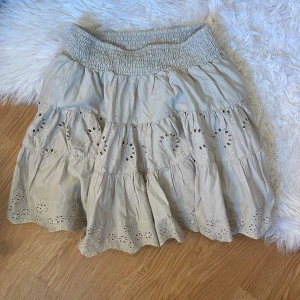 Grön kjol - En fin volangkjol med broderat blommönster från Guess köpt i london för cirka 950 kr. Säljer då jag inte trivs i den eller använt den någon gång så den är i nyskick.  Kontakta mig gärna innan köp☺️