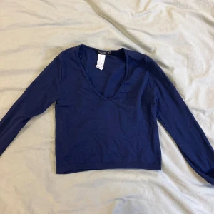 Ribbad blå tröja  - Storlek M från Strandivarius 