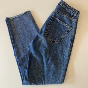 Sandro jeans - Mid waist, raka jeans från Sandro x The Muppet Show. Mycket fint skick. Storlek 34