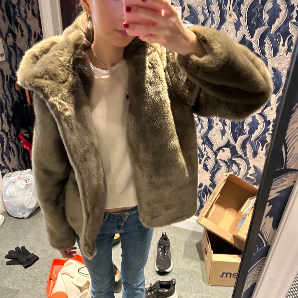 Faux fur jacka från nakd i strl 32 som jag köpte i vintras för 1200kr☺️Bara använd några gånger så precis som ny!🫶🏻Skulle säga att den passar en xs/s💖 helt slutsåld och väldigt svår att få tag på!💕Så snygg och perfekt höst och vinter jacka🩷🩷🩷. Jackor.