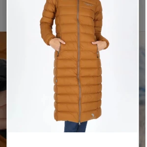 Lyxig dunkappa I storlek 44 - Storlek 44, du får plats med en tjockare tröja om du vill. Men det behövs egentligen inte för kappan är så varm. Använd två gånger, så nyskick.