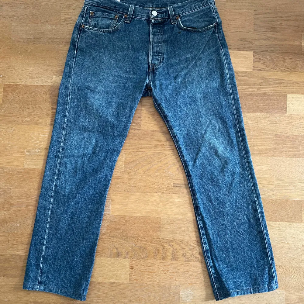 Blåa Levis 501 i bra skick, 31x30. Jeans & Byxor.