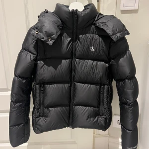 Calvin Klein jacka - En vinterjacka från calvin klein i väldigt bra skick, inga tecken på användning  Ny pris 2699kr