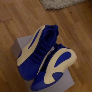 Harden volume 8 blue fussion  - Dessa skor är köpta i Frankrike i somras, använda en gång hemma för att kolla storlek. Väljer att sälja dessa för att det är för stora. 