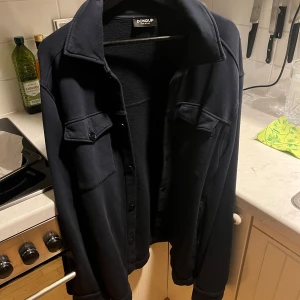 Blå Dondup overshirt - Säljer denna feta overshirt en från Dondup, köpt helt ny för 4500 och knappast använd. Säljer nu för endast 1100
