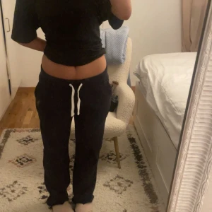 Russemerch - Säljer mina mörkblåa russemerch byxor i TALL M. Helt nya med prislapp kvar. Säljer för att de är för stora och för krångliga att lämna tillbaka! Köpte de på hemsidan för 499kr+frakt 100kr