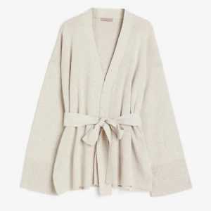 trendig hm kofta - jättefin beige kofta från hm som är helt slutsåld på hemsidan, kom med prisförslag! ☺️