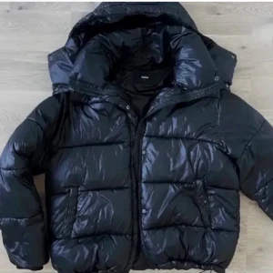 Svart BikBok jacka - Säljer nu min fina bikbok jacka i strl M, jättefin och jätteskön att ha nu i vinter💕