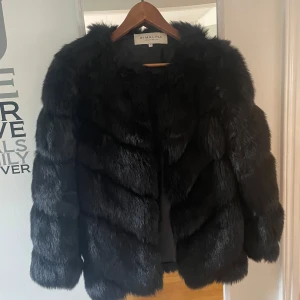 By Mailina päls i storlek L - Svart päls i märket By Mailina, storlek Large.  Nypris runt 4000:-