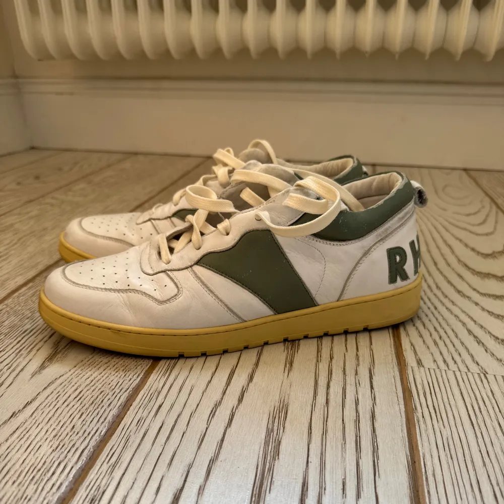 Rhude sneakers, knappt använda. US 9, lite stora så mer som 43. Nypris över 5000:-. Skor.