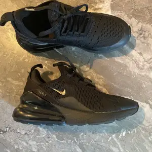 Svarta Nike Air Max 270. Storlek 36,5 Mycket fint skick! 