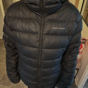 Peak performance jacka  - En peak performance jacka som håller en varm under vinter. Storleken är XXL, och skicket är 9/10! Jackan är en mörkblå färg, och den köptes för 1800 kr. Säljer för 850 kr!
