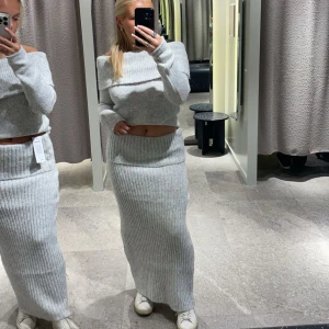 Stickat sett - Jättemysigt stickat sett från Gina tricot perfekt inför hösten, använt 2 gånger så nyskick. Kjolen är köpt för 499kr och tröjan 399kr. Köp både överdel (stl m) och underdel (stl s) för 799kr✨🧸 