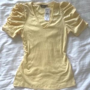 Gul topp - Sjuuuukt gullig topp med puffiga armar, så fin till sommaren o fest 💕😍 Aldrig använd, ny med prislapp! Storlek XS, passar även S