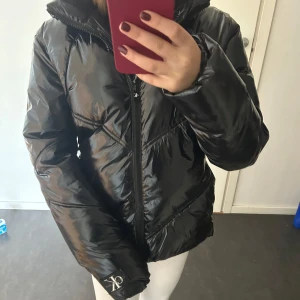 Calvin Klein jacka - Jättefin Calvin Klein jacka i storlek 14 år. Skulle säga att de är ungefär storlek 160. Köpte förra året på kidsbrand store för 2200Inga defekter. 💕💕skriv för fler bilder. Pris kan diskuteras