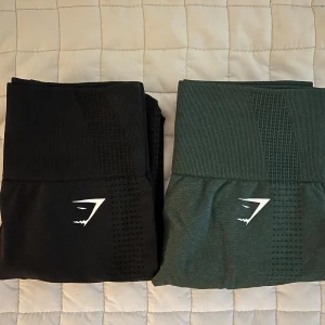 GYMSHARK VITAL SEAMLESS LEGGINGS X 2 - Lägger upp igen då många är intresserade av att köpa båda! Två par leggings från gymshark, använda endast 1 gång så nyskick ☺️🫶🏽 Stolen S i båda.