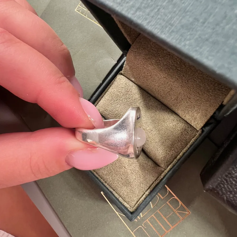 Cool silver ring från Maria Nilsdotter. Är lite osäker på strl men skulle tro att det är 18. Säljer då jag inte använder silver🤍🤍. Asusteet.