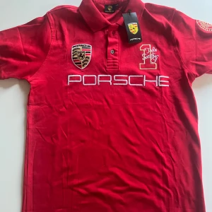 Porsche piké  - Helt ny och oanvänd porsche piké med lappen kvar  Storleken är XL men skulle säga att den passar L bra. Skulle kunna gå ner lite i pris vid en snabb affär🤝