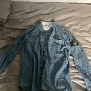 Stone Island skjorta - Stone Island skjorta i mycket bra skick, använd fåtal gånger