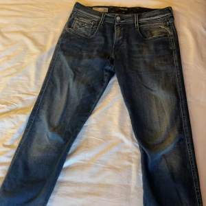Replay anbass jeans - Säljer nu ett par riktigt snygga jeans från Replay i modellen anbass. Tvätten är riktigt fräsch och snygg. 