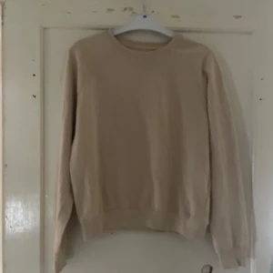Beige tröja från 157 - Säljer en supermjuk och skön beige tröja från märket 157. Den är i storlek XS och har långa ärmar. Perfekt för höst och vinter när du vill hålla dig varm och stilren. Tröjan är i bra skick och redo för nya äventyr!