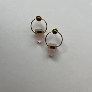 Isabel Marant örhängen  - Örhängen från isabel Marant. Med rosa sten, tror att det är rosenkvarts men kmr inte ihåg. Väldigt fina! 