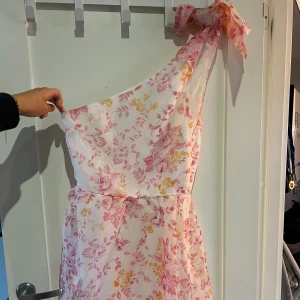 Finare klänning - Hej, säljer en jättefin klänning från monki, tror att den utgått ur deras sortiment oxå.  Använd 1 gång på ett dop så skicket är som nytt. Strl 36/S