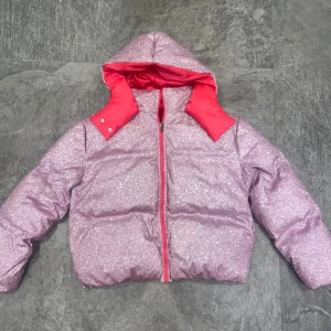 Vinterjacka med glitter  - Vinterjacka med glitter som reflekteras i ljuset, storlek M 