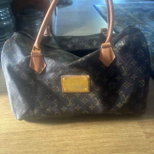 Väska  - Stor rymmer mycket, se bild 3 där de lossnat lite men lätt o fixa o inget som stör