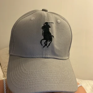 Snygg keps från ralph lauren - Jätte snygg keps från ralph lauren! Till både kille och tjej:) säljer för den kommer tyvärr inte till användning. 