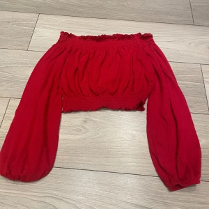 Fin tröja - Tunnt och sköt material. Använd men i fräsch skick. Är i Xs men skulle jämföra den med S. Finns i Stockholm 🌸