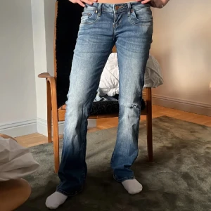 Lågmidjade bootcut LTB jeans - Ltb jeans, lågmidjade & bootcut i storlek W25 L32. Litet hål på vänstra knäet men syns knappt när man bär dem, endast cool detalj om det syns! Nypris: 800kr 💙💙💙