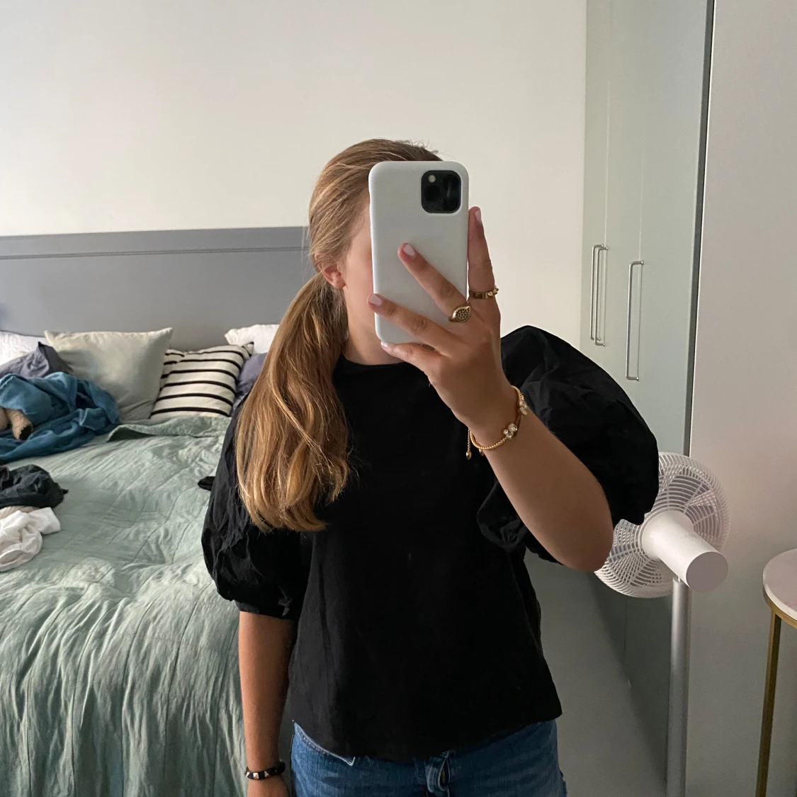 Svart puffärmad tröja