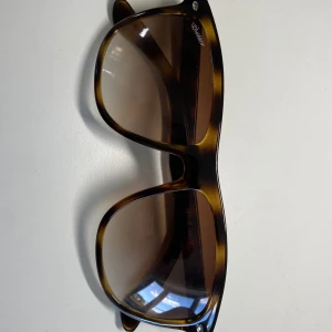 Onewear solglasögon - Hej! Säljer dessa feta solglasögon. Skick 9/10. Använt ett få tal gånger. Väldigt trendiga. 