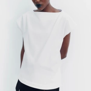 Asymmetrisk Tshirt - Supercool asymmetrisk tshirt från Zara. Helt oanvänd med prislappen på🧚🏻‍♀️