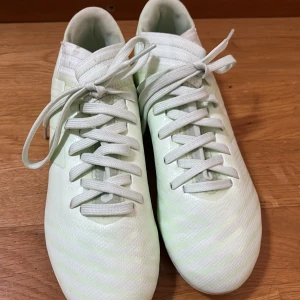 Fotbollskor - Helt nya fotbollskor för barn. Och skon heter adidas nemeziz. Passar för både tjejer och killar