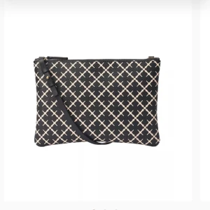 Axelremsväska  - Axelremsväska ifrån By malene Birger. Mycket fint skick, använd ett fåtal gånger.