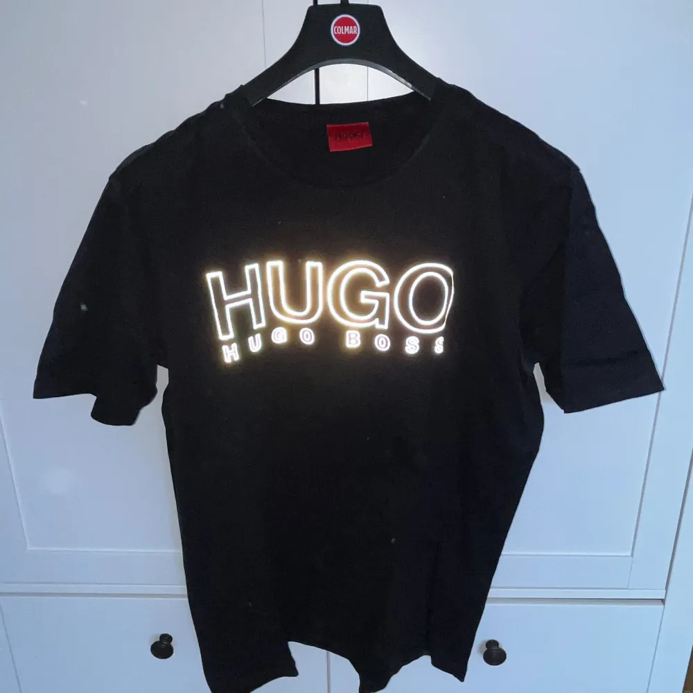 Säljer min Hugo boss T-shirts i storlek M. Den har inga skador eller märken, som nyskick. T-paidat.