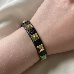 Valentino Armband - LÄS BIO!!! Liknande Valentino armband, inte säker på om det är liknande eller äkta så pris kan diskuteras men tror inte den är äkta, kontakta mig privat för frågor eller flera bilder 💕