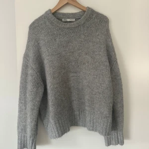 Grå tjocktröja från Zara - Den grå tjocktröja från Zara, overzised i storleken. Jättefin! 