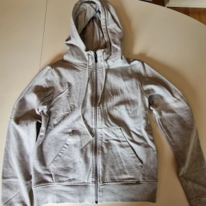 Ziphoodie  - Säljer en fin ziphoodie från Stronger i storlek xs. Sparsamt använd men namnad(se bild). Hund finns i hemmet.