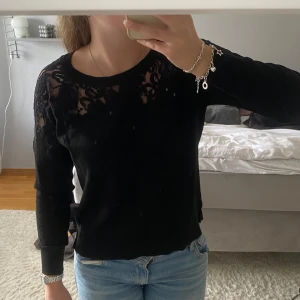 Svart tröja med spets  - Svart tröja med spets ifrån only. Storlek M men passar S bättre. Fint skick! 