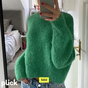 Grön stickad tröja - Säljer en supermysig grön stickad tröja som är perfekt för kyliga dagar. Den har en normal passform och långa ärmar, vilket gör den både bekväm och stilren. Perfekt att matcha med jeans för en avslappnad look!