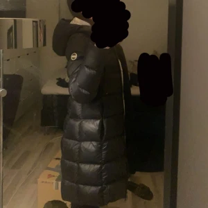 Colmar jacka - lång colmar jacka, storleken 38 eller 40, den passar mig som vanligtvis har S i jackor. Jackan är i använt skick men är fortfarande fin. vid fickorna är den lite uppspräckt på båda sidorn , men enklt att sy ihop. nypris 5000, säljer för 1000