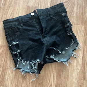 Shorts  - Slitna shorts, passar inte mig därför säljs dom