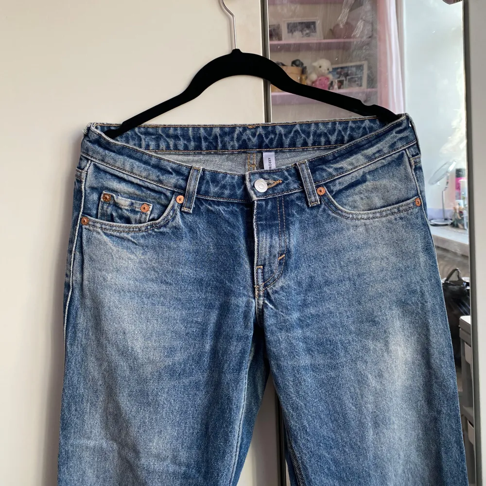 Arrow Jeans, Low Waist Straight Leg från Weekday!  Så himla snygga jeans! Sjukt bekväma, otroligt fin passform och cool tvätt på färgen 💗  Älskar dem men har tyvärr vuxit ur dem så nu är dem för små. Pris kan diskuteras vid snabb affär!  W26/L32💗. Jeans & Byxor.