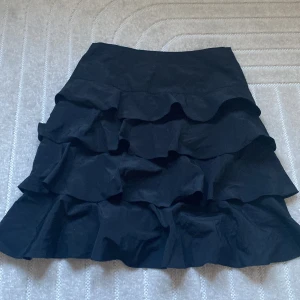 Volang kjol - Jätte fint skick! Från zara basic✨