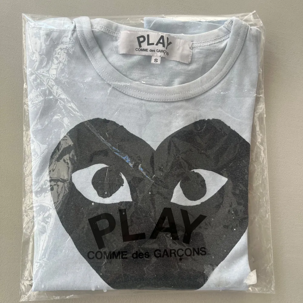 Comme des garçons PLAY T-shirt i storlek S. Använd men inga tecken på hål eller rivningar. Köpt på NK. Inget kvitto finns. Färgen är vit/ljusblå. Tveka inte att skriva ifall du undrar något! . T-shirts.